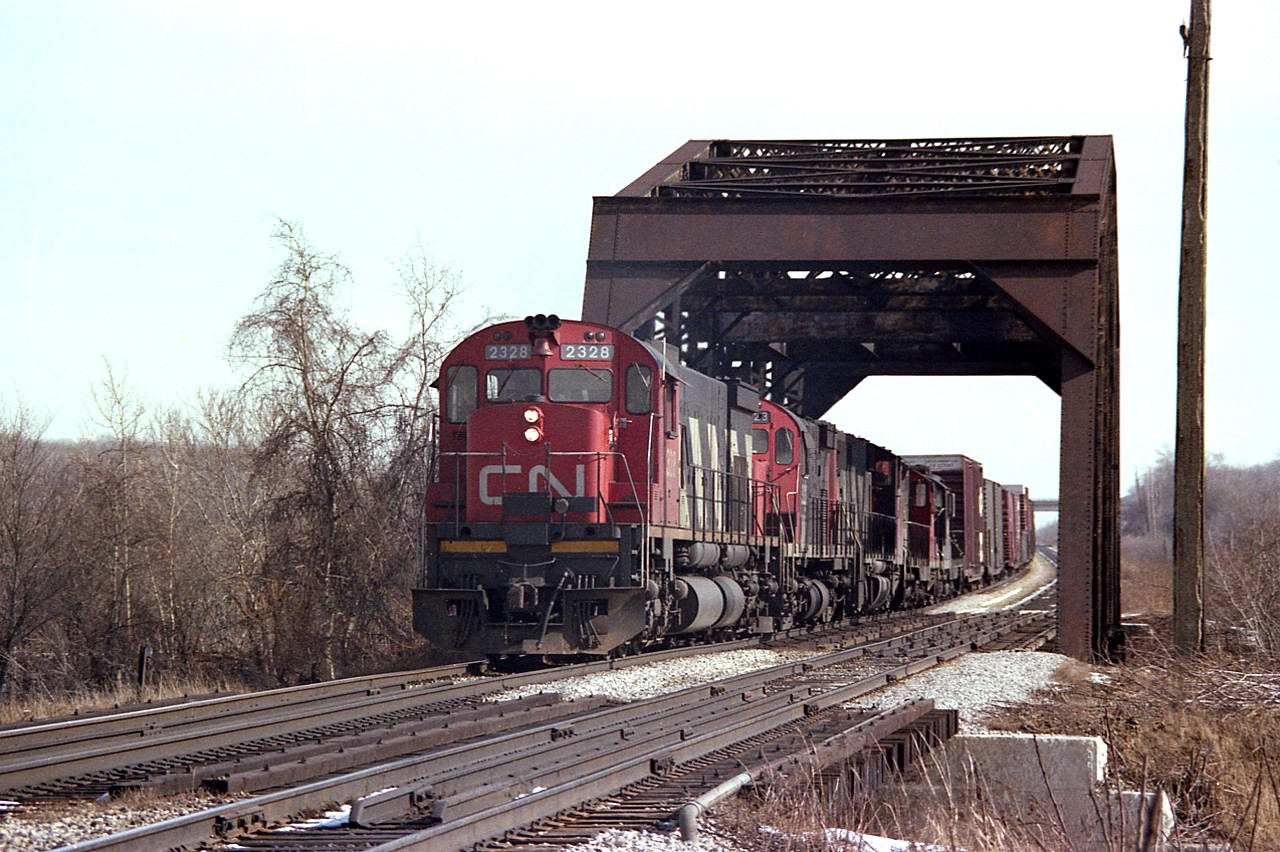 Hard to place this shot. On the map, St. Catharines, Niagara Falls and Thorold South all come together about here. On the railroad, this was known as CN Iron Bridge, mile 7.7 Grimsby Sub.. Eastward running we see CN 2328, 3223, 9635, 4505 and 4580. Last two units I am sure at the time were based in Fort Erie.
Anyway, nice winter morning, nice variety of power.