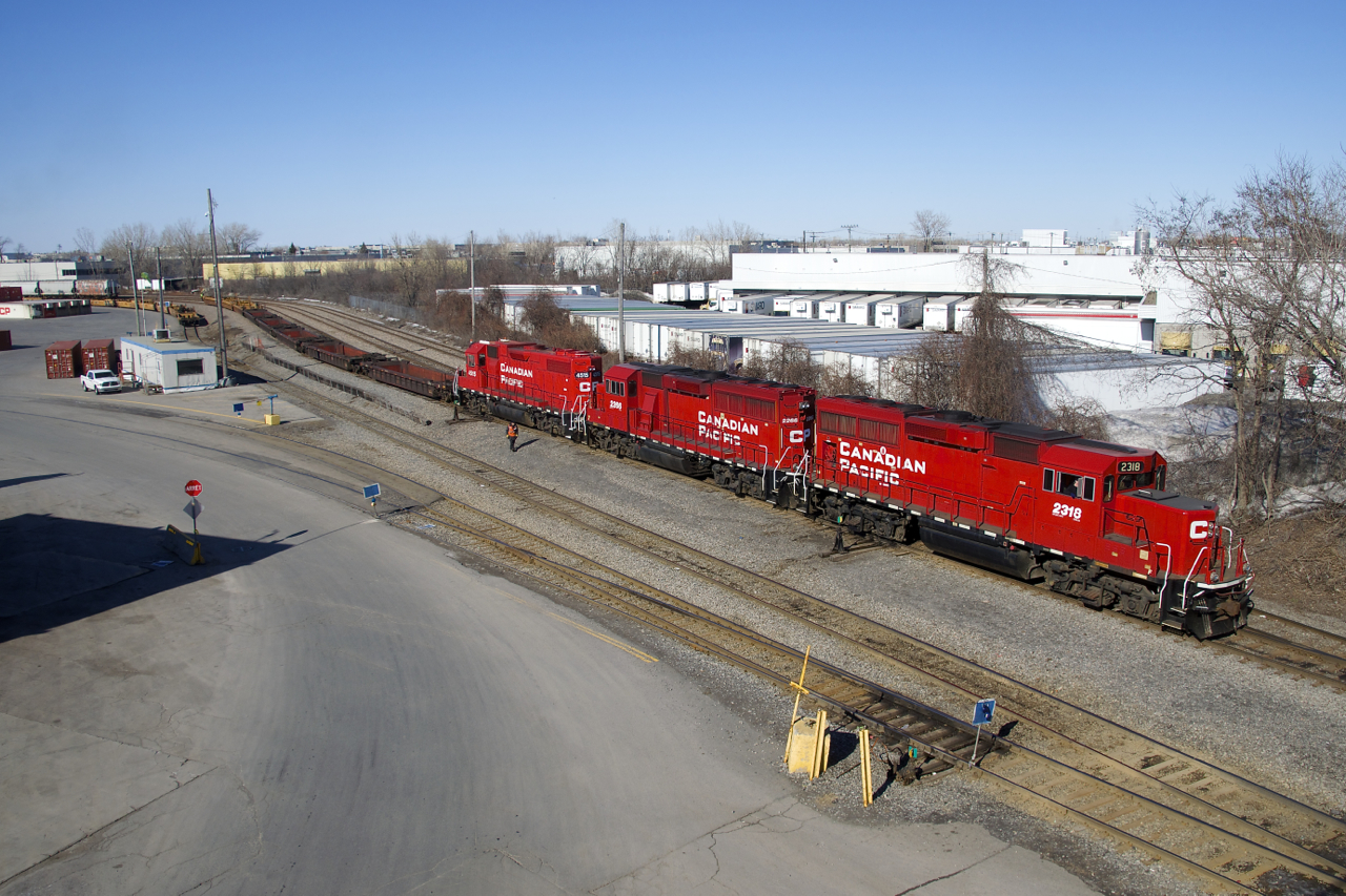 A trio of geeps (CP 2318, CP 2266 & CP 4515) lift some cars at Lachine IMS before leaving for nearby St-Luc Yard.