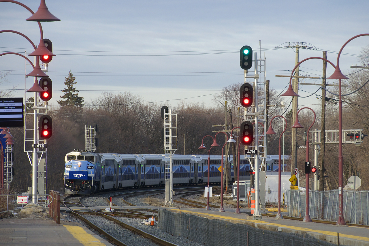 F59PH AMT 1344 leads EXO 112 around a curve as it approaches the Westminster Avenue crossing and then Montreal West Station. At right a deadhead move is lined westwards.