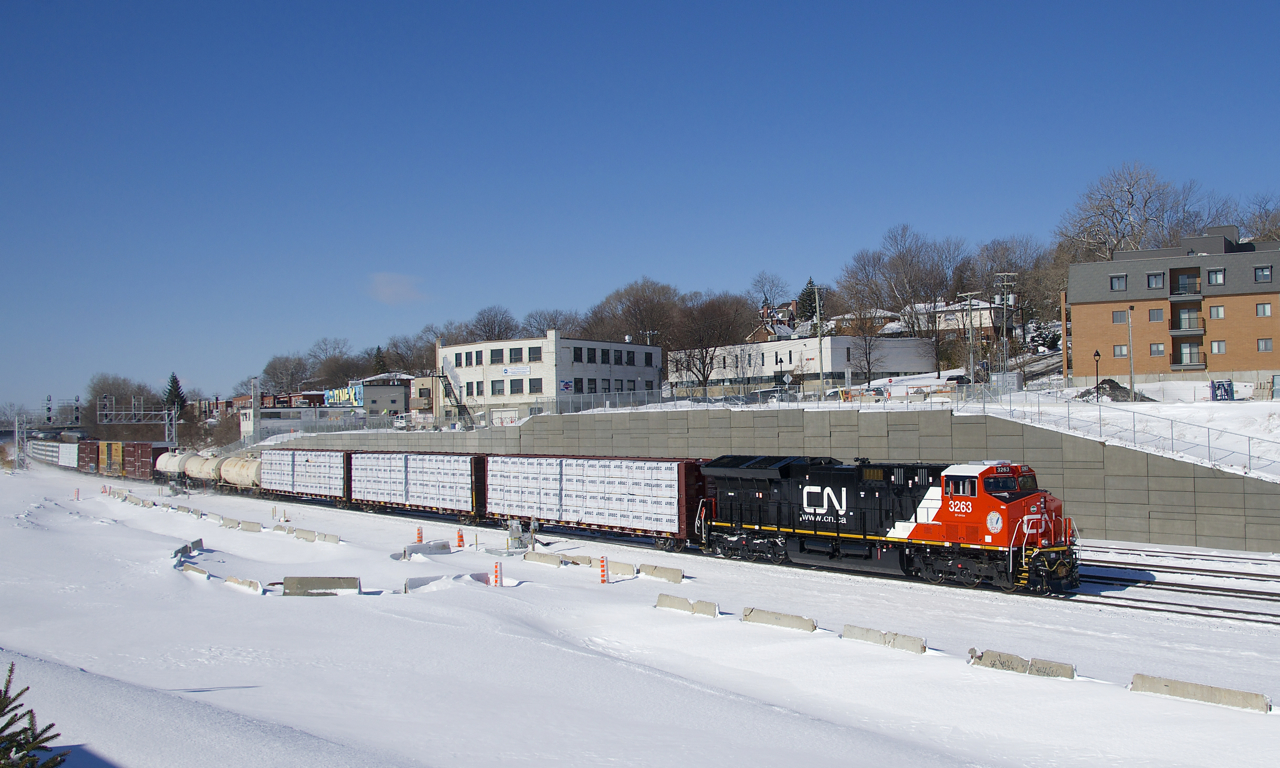 Brand new CN 3263 is the sole power on a 24-car CN 324 which is approaching Turcot Ouest.
