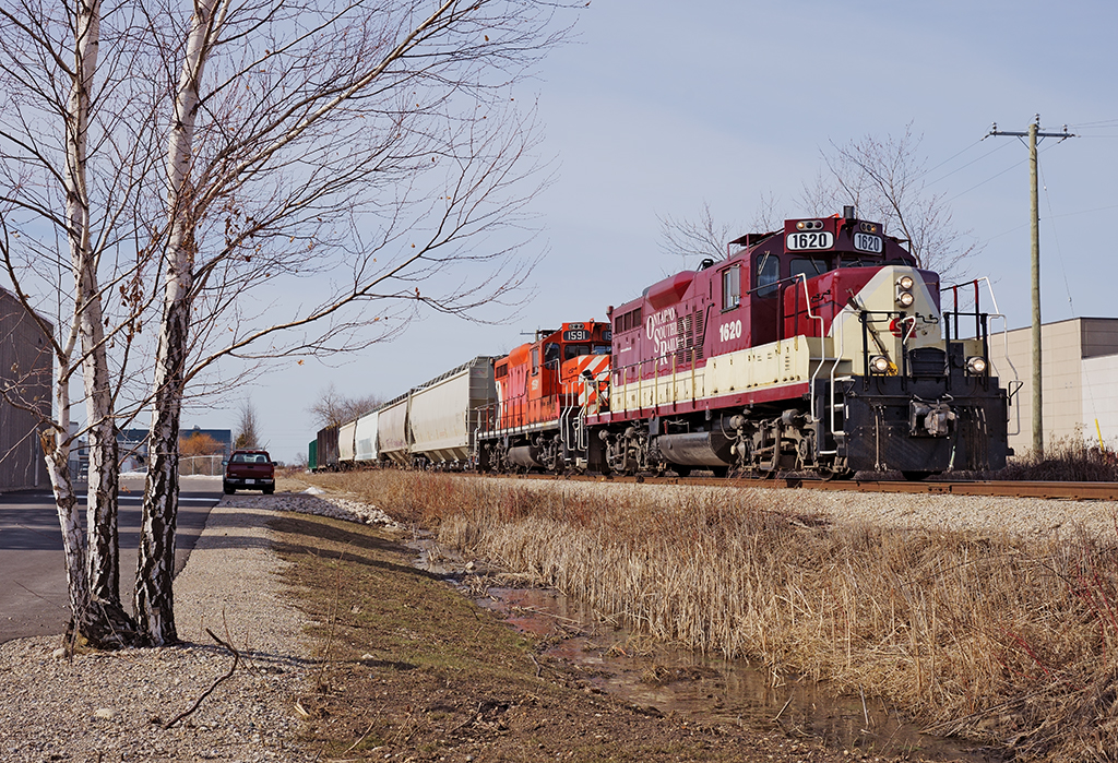 The 0800 Job heads back to the transfer after pulling 3 cars from the pole siding in Guelph. They will then head to Traxxside and Massey Rd to finish off the day before being recrewed.
