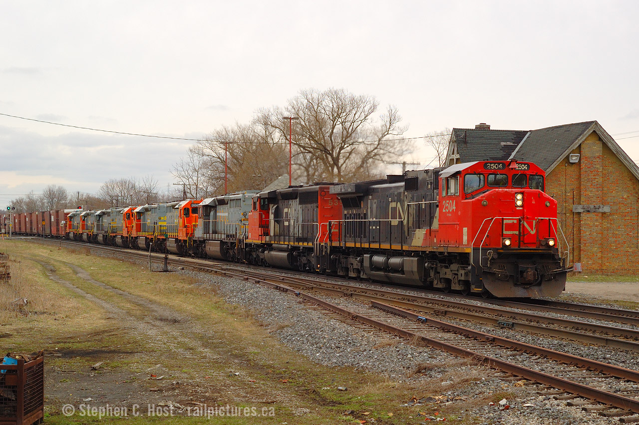 Funny how things work - a QNSL made it by today and I was far far from it, I was discussing with friends how almost nothing in this hobby is really unique, rare, interesting, and most everything will happen again with very rare exceptions so all you have to do is be there, and try again if you can't make it the first time (Until it's gone for good). So what is exactly rare in this hobby? What is truly unique? Well, impossible combinations of locomotives for one. Our discussion today was the QNSL and I knew I saw a string  of QNSL units going somewhere but figured it was before I had my good camera. Wrong! Here's the result James :) CN 2504, CN 5353 and all former QNSL JLCX259-JLCX306-JLCX305-JLCX304-JLCX261-JLCX308-JLCX303. Thanks to FPON Group for the notes. Click to read things were amazing back then and the participation, daily, by many really shows how good it was.