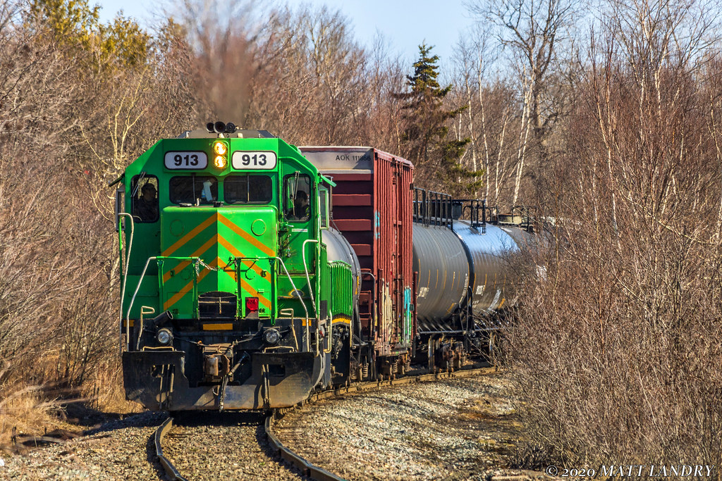 NBSR 913 and a slug lead a small transfer between the east and west yards in Saint John, New Brunswick.