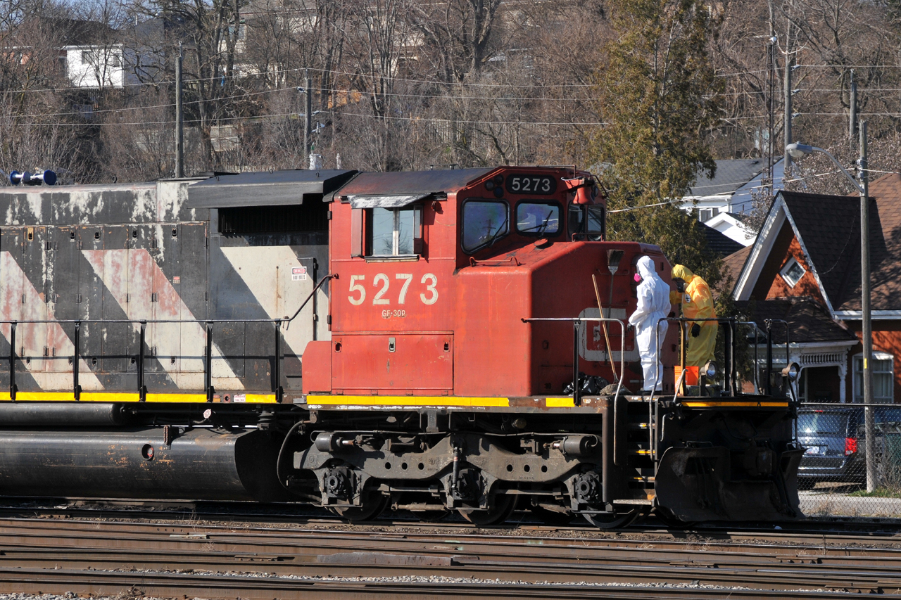 Contractors work to sanitize L581's set of power. CN 5273 - CN 5688 are currently assigned to 581, while 580 has GMTX 2255 - GMTX 2695