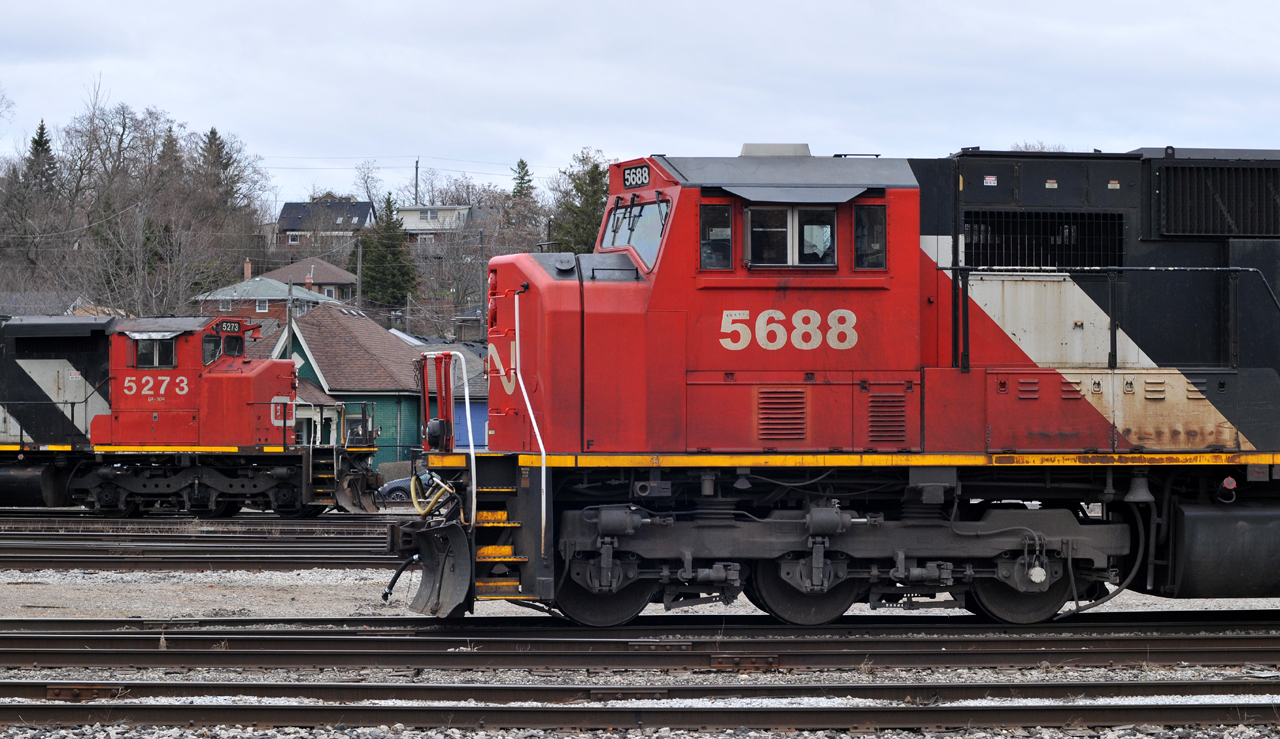 A pair of SD's trade stories while they await the call to duty. L58131 03 would depart for Paris later on with CN 5688, GMTX 2695, and GMTX 2277