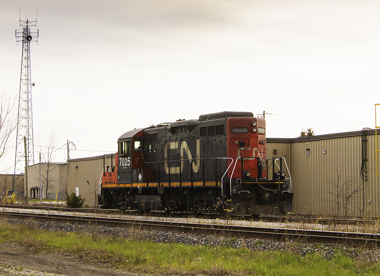 As previously noted after my catch of that evening's 438, here is one of legendary GP9's, in 7025. Not sure if the crew ran out of time due to it's oddly tied down location, but it was used on the previous weekend's run of 514. Just another well-built piece of ingenuity in its heyday, soon to be put out to pasture.