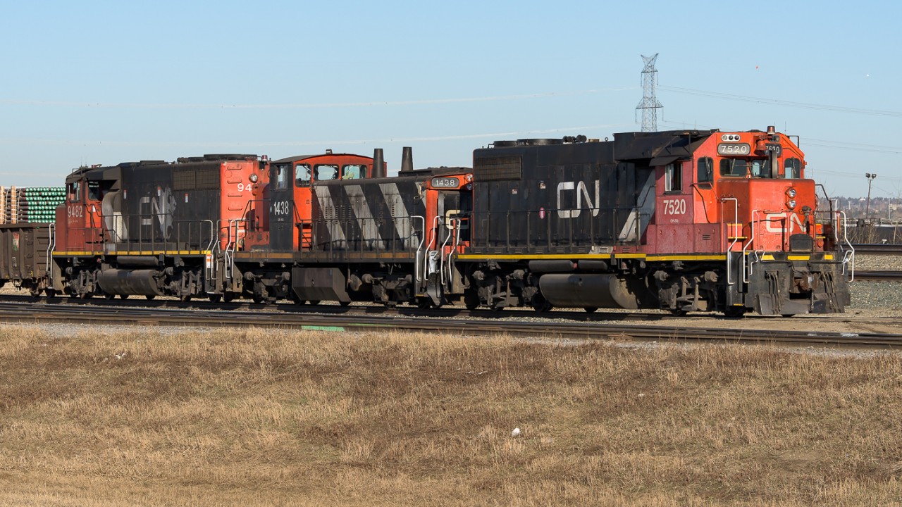 Not the most scenic spot, it is the power combination that brought me out of the car for a photo. Any assortment of units is good to go as long as it pulls it seems. I'm pretty happy just to snag a GMD-1 in action here in Edmonton. I don't imagine, unless a real stroke of luck, that the 1438 leads very often. To me, it is playing a roll of "slug with an engine" in this set up. LOL The crew appeared to be sorting out cars that will probably head out on later shifts for dispersal.
