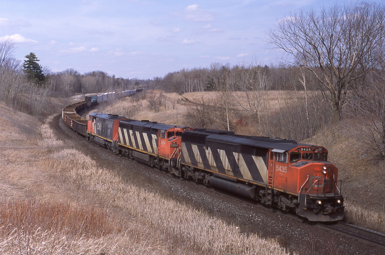 Before the golf course and before the bridge, the curve between mile 30 and 31 Halton Sub was an awesome spot to shoot the afternoon rush. March 31, 2002 sees a trio of "Draper Tapers" dropping downgrade toward Milton.