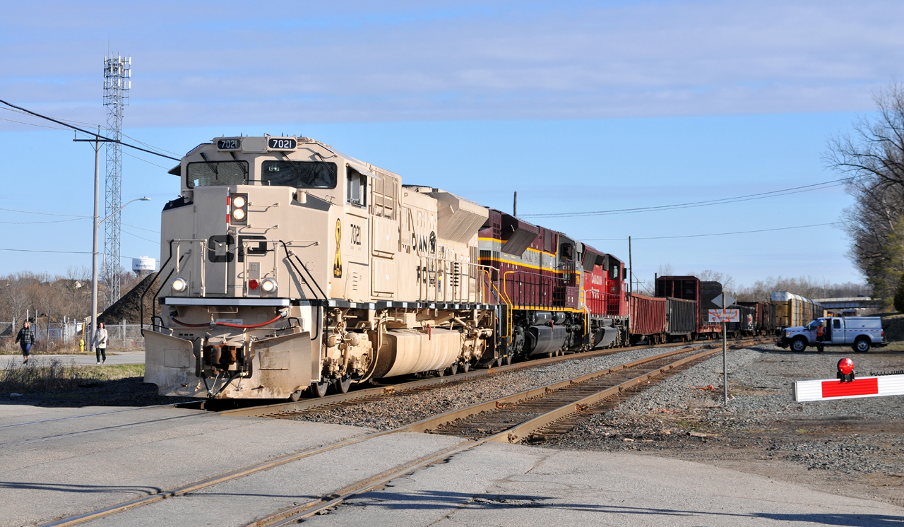 235-01 moves through Woodstock at a blistering speed of 10mph. CP 7021, CP 7018, and CP 5012 had 124 cars upon departing Wolverton.