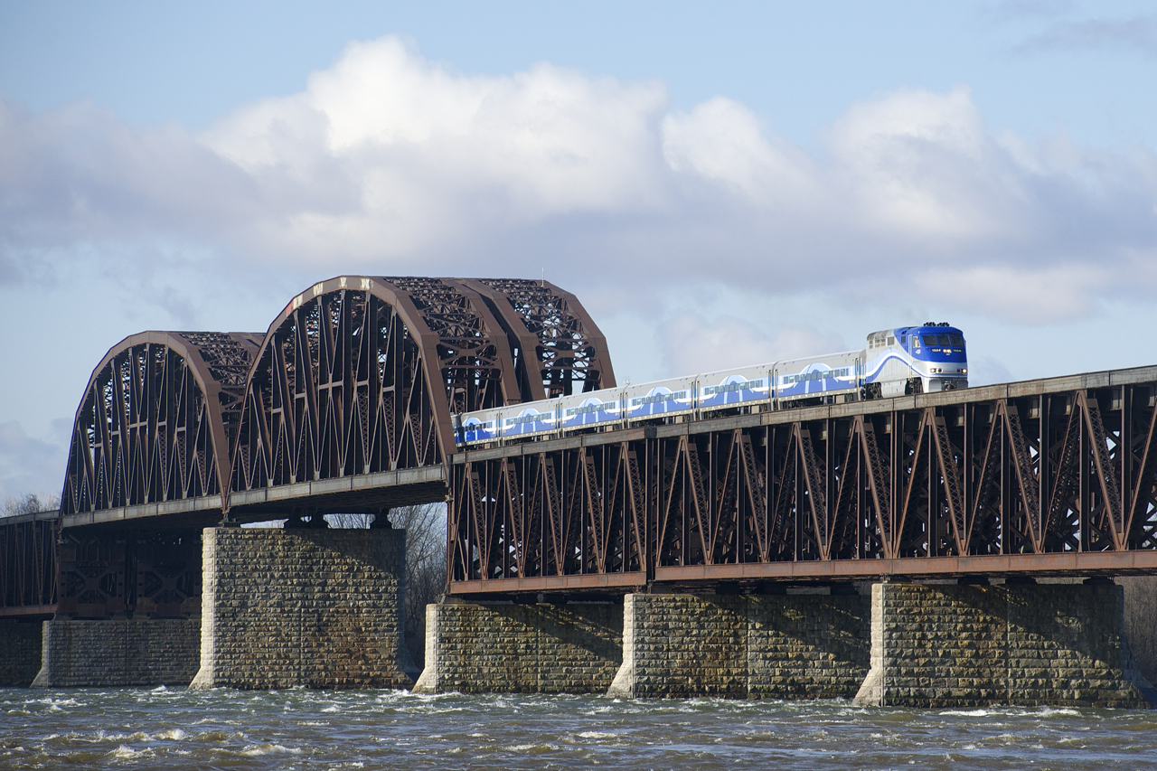 EXO 78 is approaching its next stop at Lasalle Station with AMT 1324 and six cars.