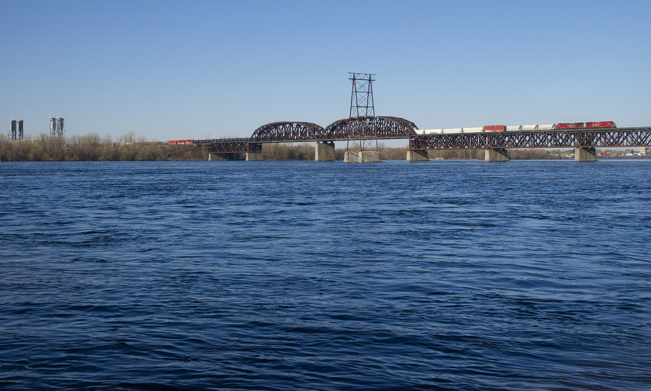 A long CP 253 is crossing the St. Lawrence Seaway and River with rebuilds CP 8147 and CP 8041 for power.