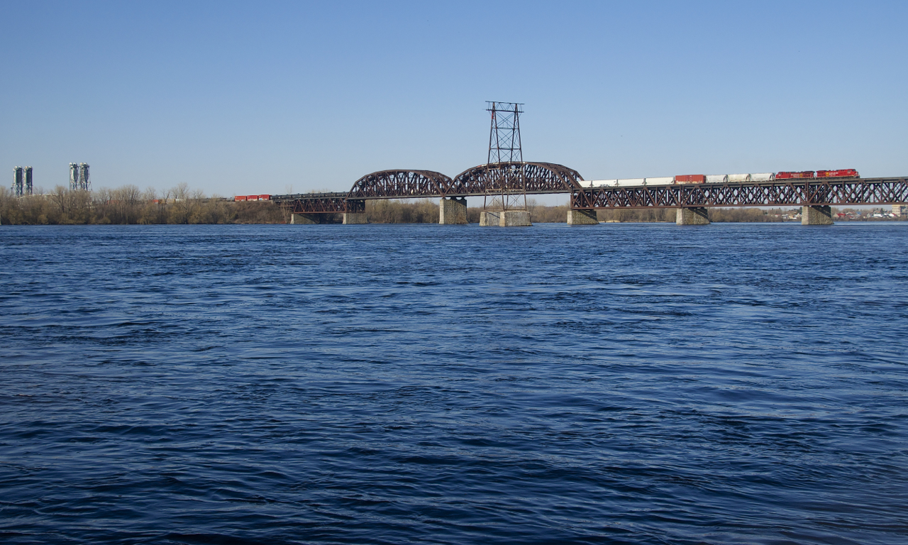 A long CP 253 is crossing the St. Lawrence Seaway and River with rebuilds CP 8147 and CP 8041 for power.
