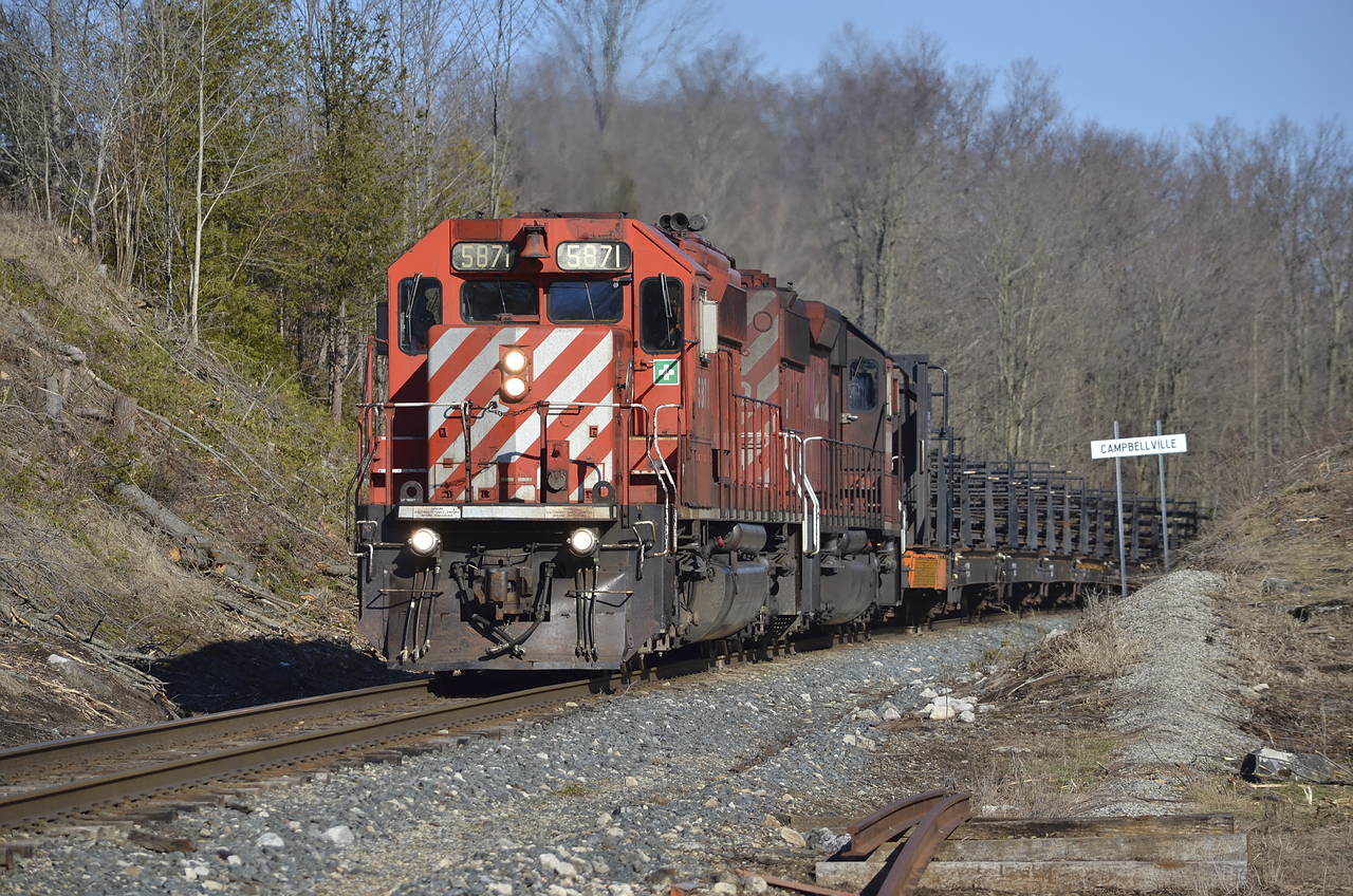 With all the weed cutting happening, it really has opened a lot of shots that were gone for the last decade or more. CP 5781 leads the CWR train down the Hamilton sub just South of the Wye at Campbellville. Gone are the days of an easy chase on the Hamilton Sub with the upgrades through Guelph Junction. Sure made for a fun chase however.