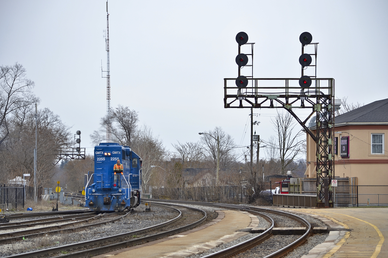 GATX 2255 finishes 581's job in Brantford after bringing back three empty centre beam cars from Caledonia. Recently they have began running one engine on either end of the train, anyone know when they started doing this?