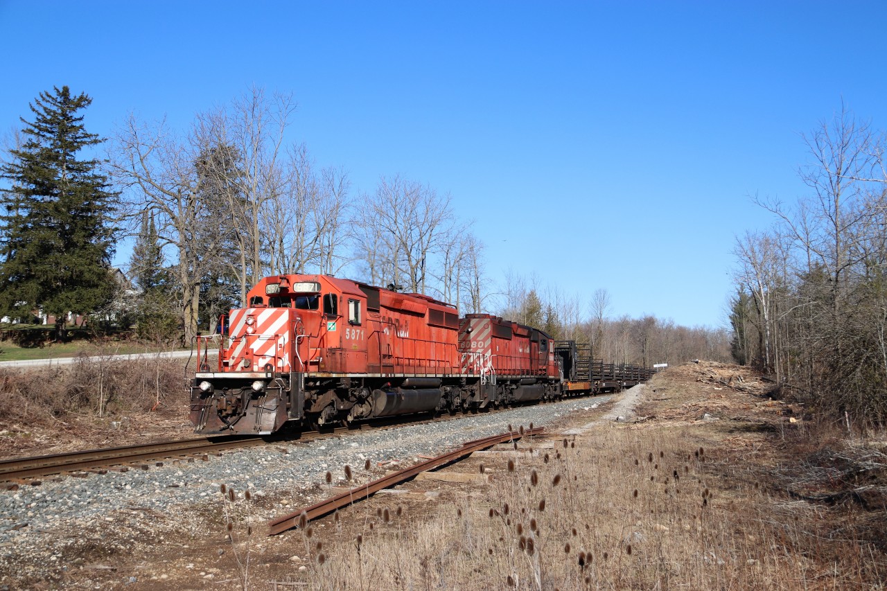 It's always nice to see the SD40-2"s leading and todays CWR train provided two such engines. CP 5871 and CP 6080 rumble up to the 3rd line hauling new rail to be dropped along the Hamilton sub. The recent clear cutting of the right of way along the Hamilton sub has really opened up new possibilities for shots that haven't existed for years.