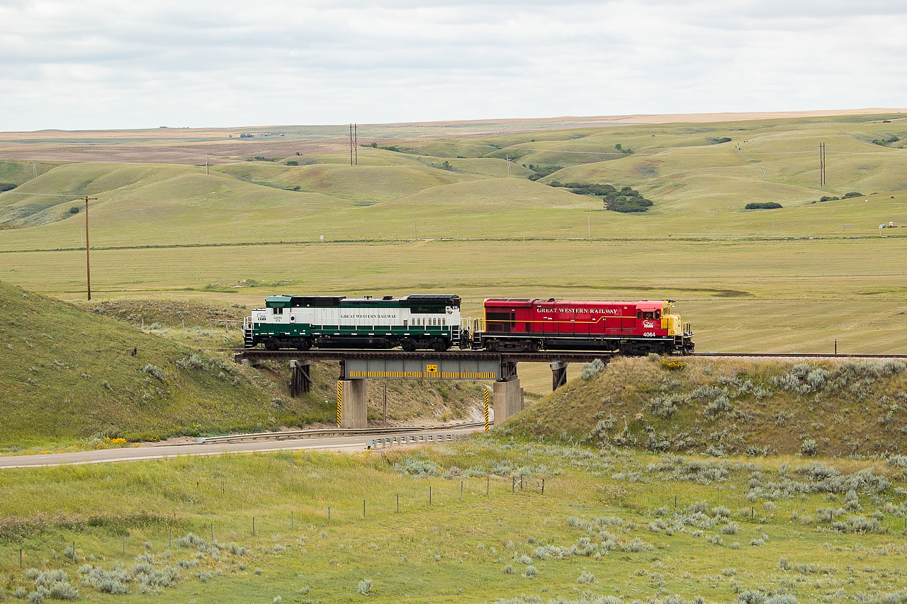 After spotting 11 empties at Superior Pulses in Verwood, the crew of GWR 812 head light power back towards Assiniboia where they'd spend the rest of the day drilling the yard. 4064 would lead on the return trip, still sporting the colours of the Arkansas-Oklahoma Railroad with the throwback Rock Island scheme.