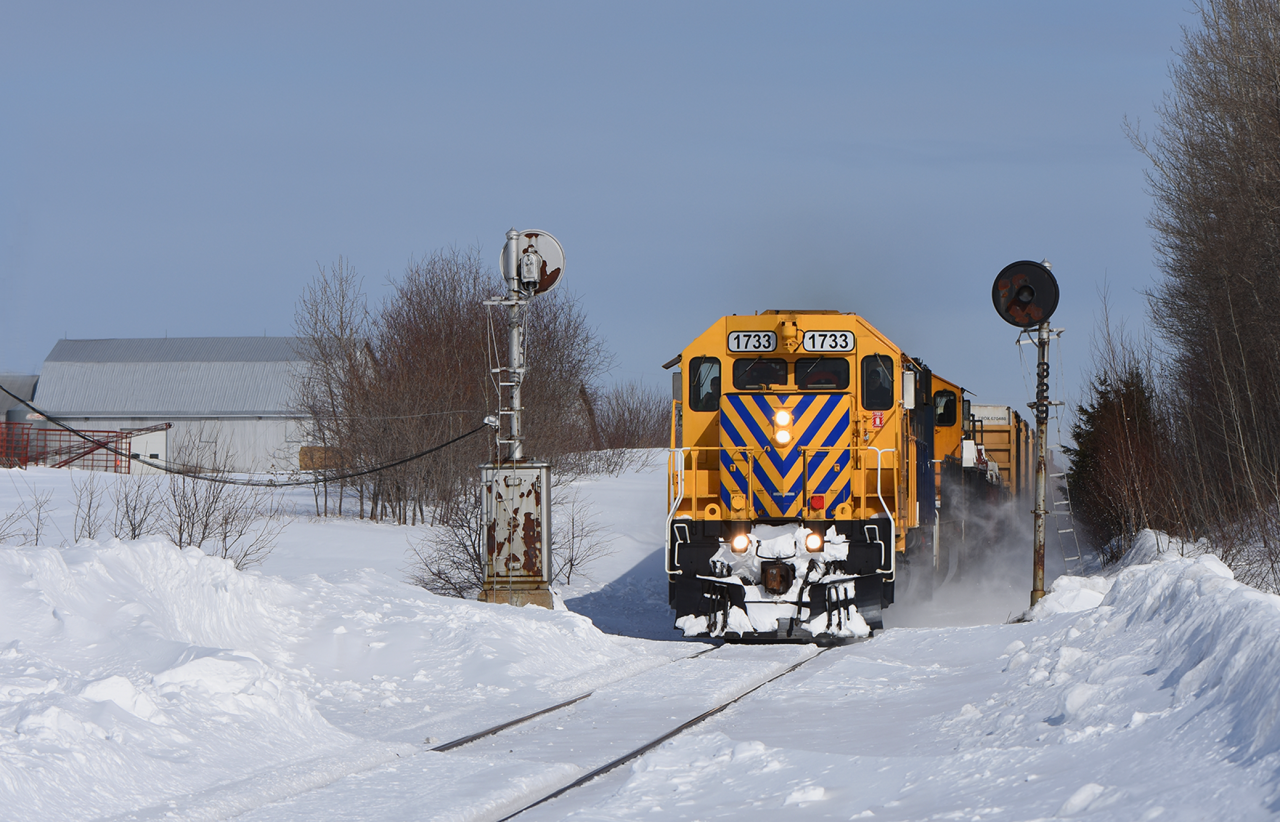 With the less desired 1733 on the point, 214 is just getting up to track speed after departing Englehart passing through a pair of deactivated GRS intermediates.