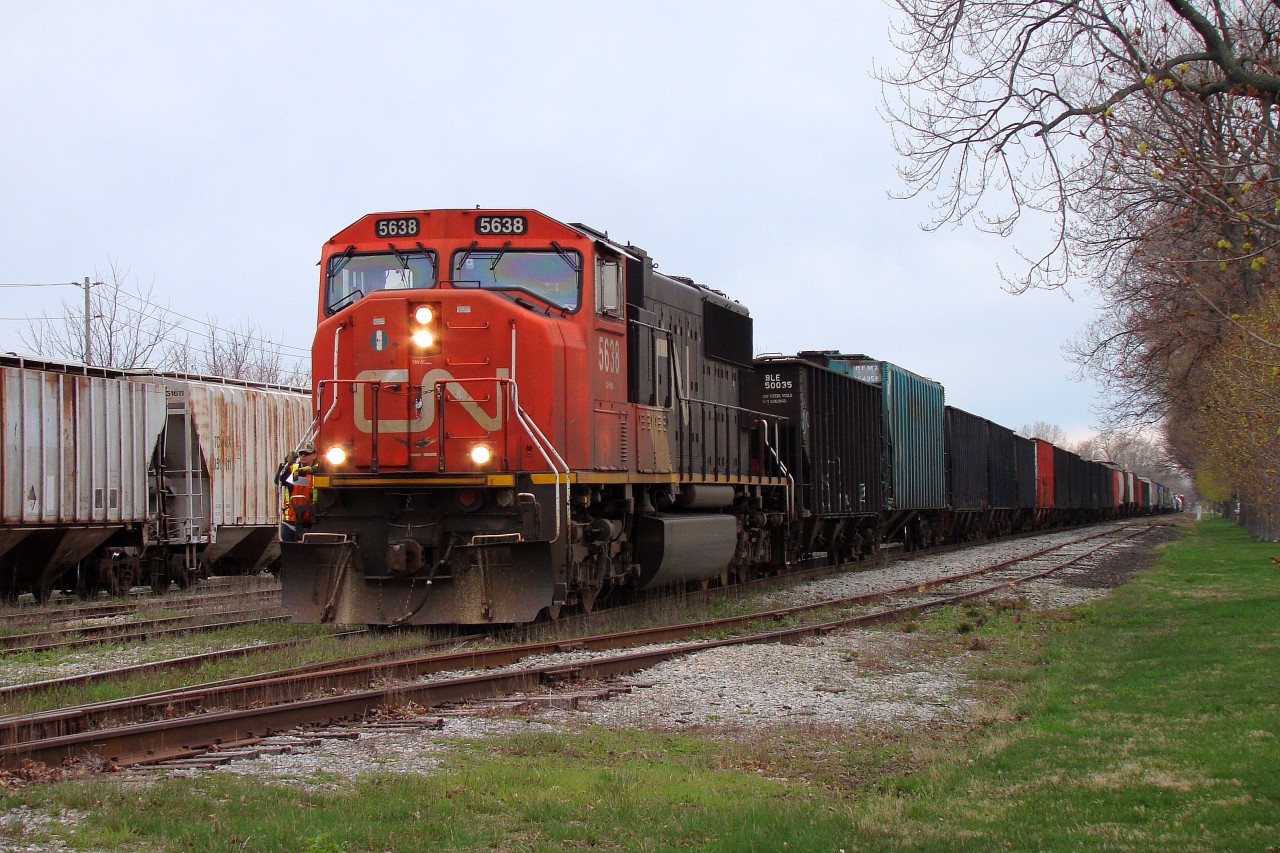 CN 439 prepares to drop 21 cars in Chatham Yard on their way to Windsor via the CASO, only a couple of weeks before they switched over to the Chatham Sub. Most of the cars were BLE open top hoppers, I'm not sure what they were for but they were around Chatham from time to time during this period.