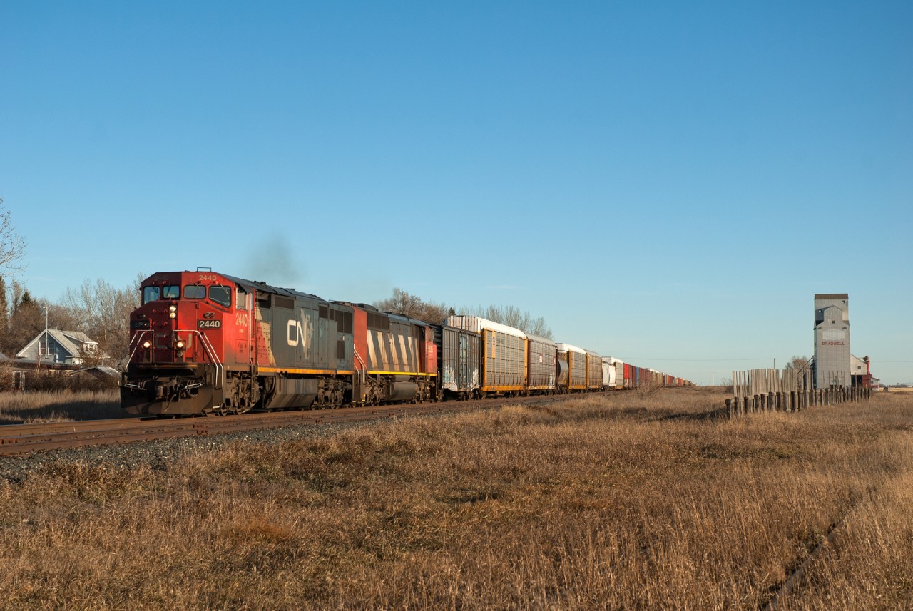A mismatched pair of Draper-Tapers lead 317 past the elevator at Bradwell. As of early 2020 the elevator is still standing.