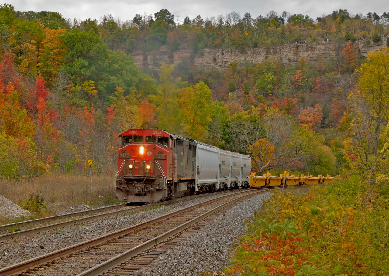 Breaking the silence below the peak, 331 struggles upgrade with the lone dash-8 in run 8 on the climb to Copetown.  Tourist season was in full swing with hundreds atop the peak to check out the fall colours.  They got a good show from this unit.