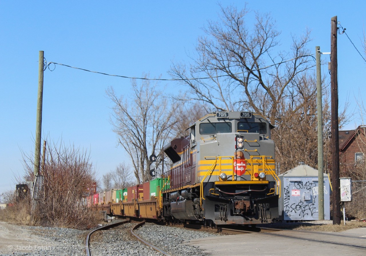 CP 113 clears the 20mph limit turning on to the Mactier and begins to throttle up. Next stop Vaughan Intermodal Terminal!
