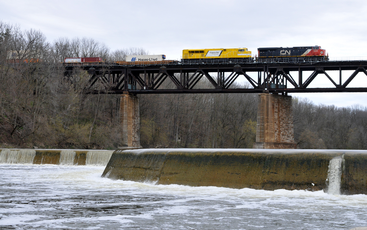Q14891 01 rolls across the Grand with CN 3845, EMDX 7201, and 89 cars