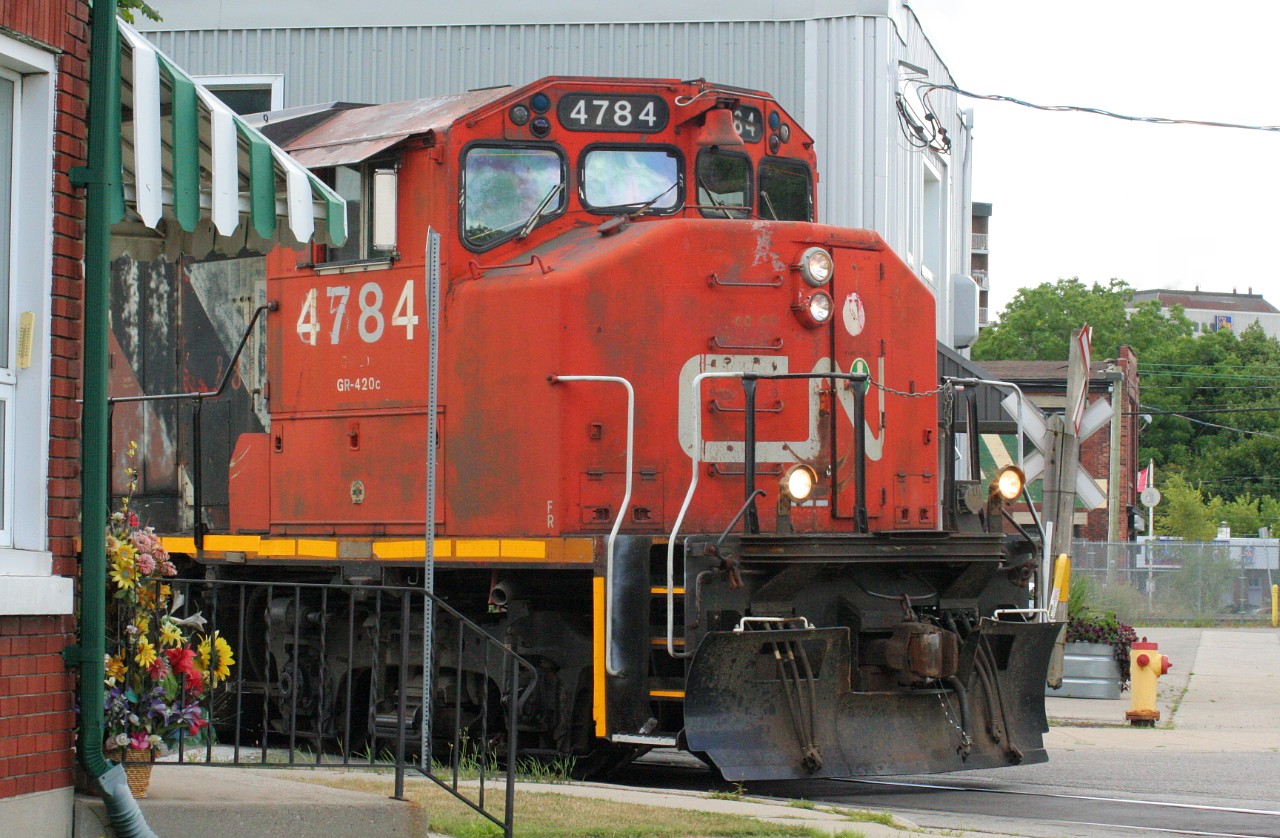 Eventually after CN’s return to the Guelph Subdivision in November 2018 they took a section of the siding in Kitchener out of service, right at the switch with the Waterloo Spur including the remaining length westward from there to nearby Kitchener West. For the majority of 2019 until the fall, this meant that occasionally if CN L568 was using the crossovers near Margaret Avenue to come out on the main, they would be then required to use a portion of the Waterloo Spur to complete this move for the additional head-end room required. They would then reverse from the spur back through the crossovers and out onto the mainline before proceeding westbound towards Stratford. Also, due to the operating curfew on the Waterloo Spur since the LRT/ION operations commenced in summer 2019, CN is only allowed to proceed on the shared LRT/ION portion of the line in Waterloo from 23:00-04:00 to reach Elmira. So, any daylight movements on the spur can only occur on this section from Kitchener to William Street in Uptown Waterloo. Here, CN L568 with 4784 and 7025 make a brief appearance on the spur at Ahrens Street in Kitchener as they pause near some houses before reversing back onto the mainline.