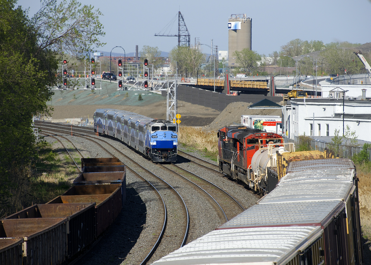 CN 527 awaits the passage of EXO 1209 before it can get its signal and continue its eastwards voyage to Southwark Yard. EXO 1209 consists of F59PH AMT 1348 and six multilevel cars and is on its way to Mascouche.
