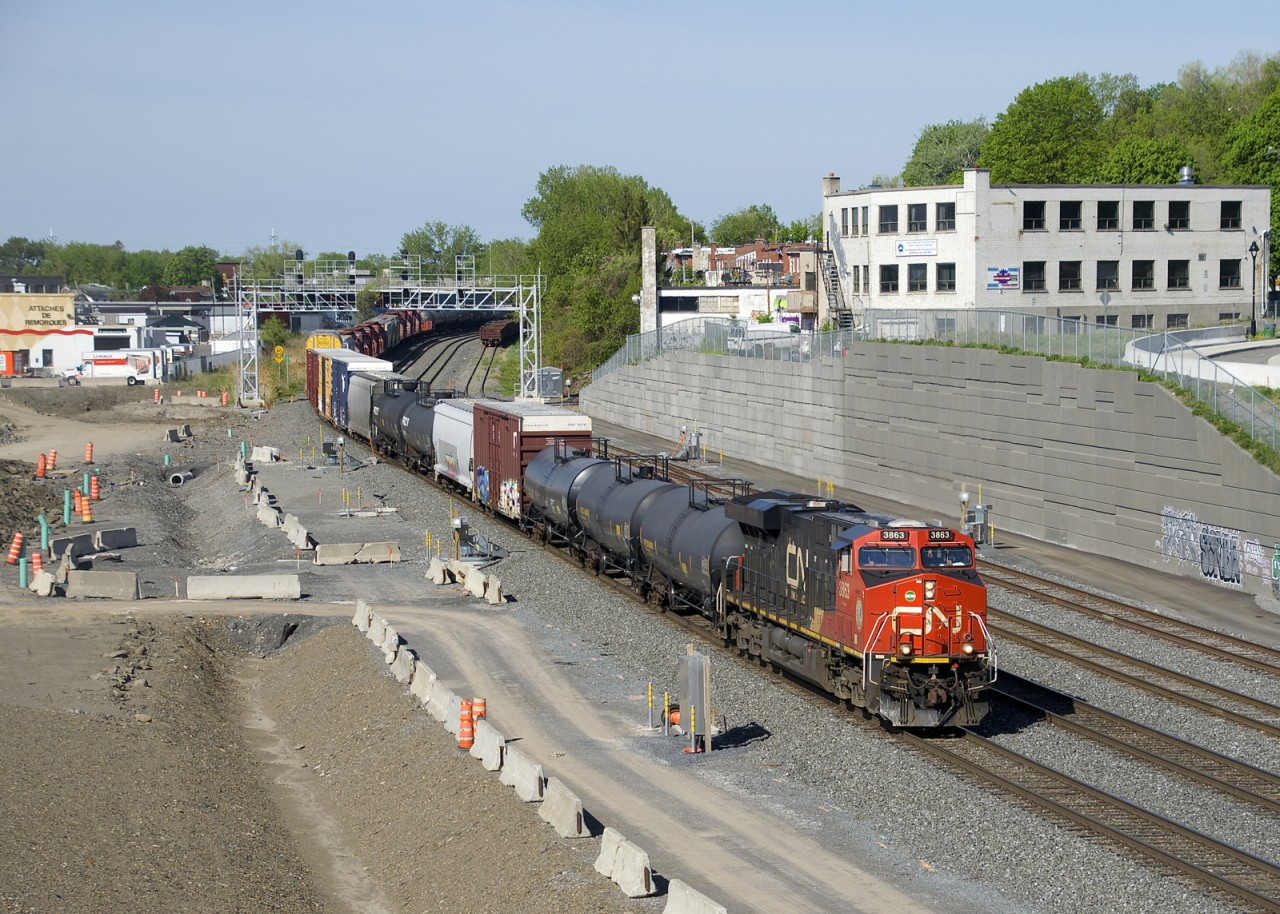 Normally through Montreal overnight, a very late CN 306 is approaching Turcot Ouest where it will change crews. CN 3863 is up front and CN 2874 is mid-train.