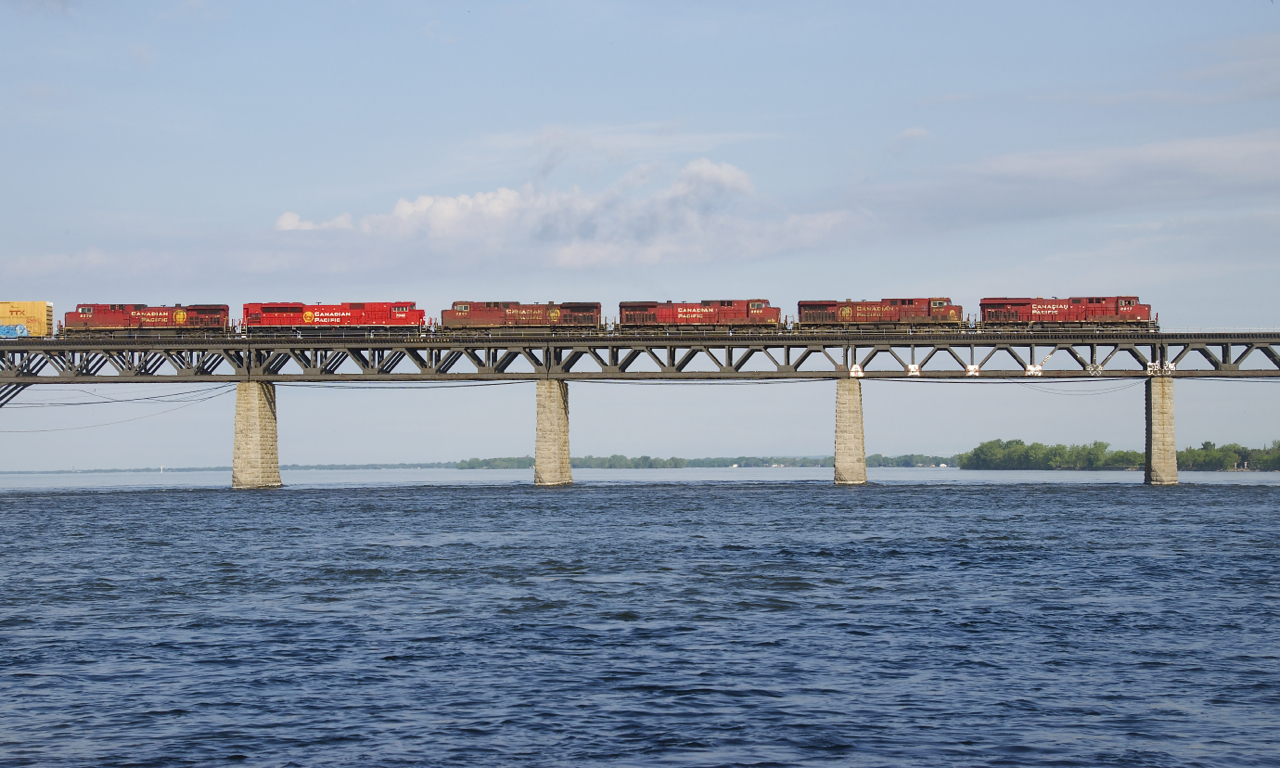 CP 253 has a 6-pack of power (CP 8917, CP 9618, CP 8608, CP 8541, CP 7043 & CP 8579) as it approaches the island of Montreal.