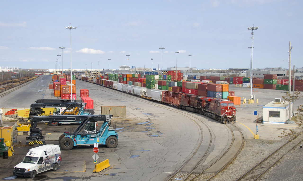 CP 112 with CP 8739 and CP 8541 up front (and CP 8072 mid-train) is slowly entering Lachine IMS Yard. It will do a number of maneuvers, setting off its intermodal cars onto two tracks, putting its mixed freight onto one track so it can grab its DPU and then heading to St-Luc with the three units up front and the mixed freight.