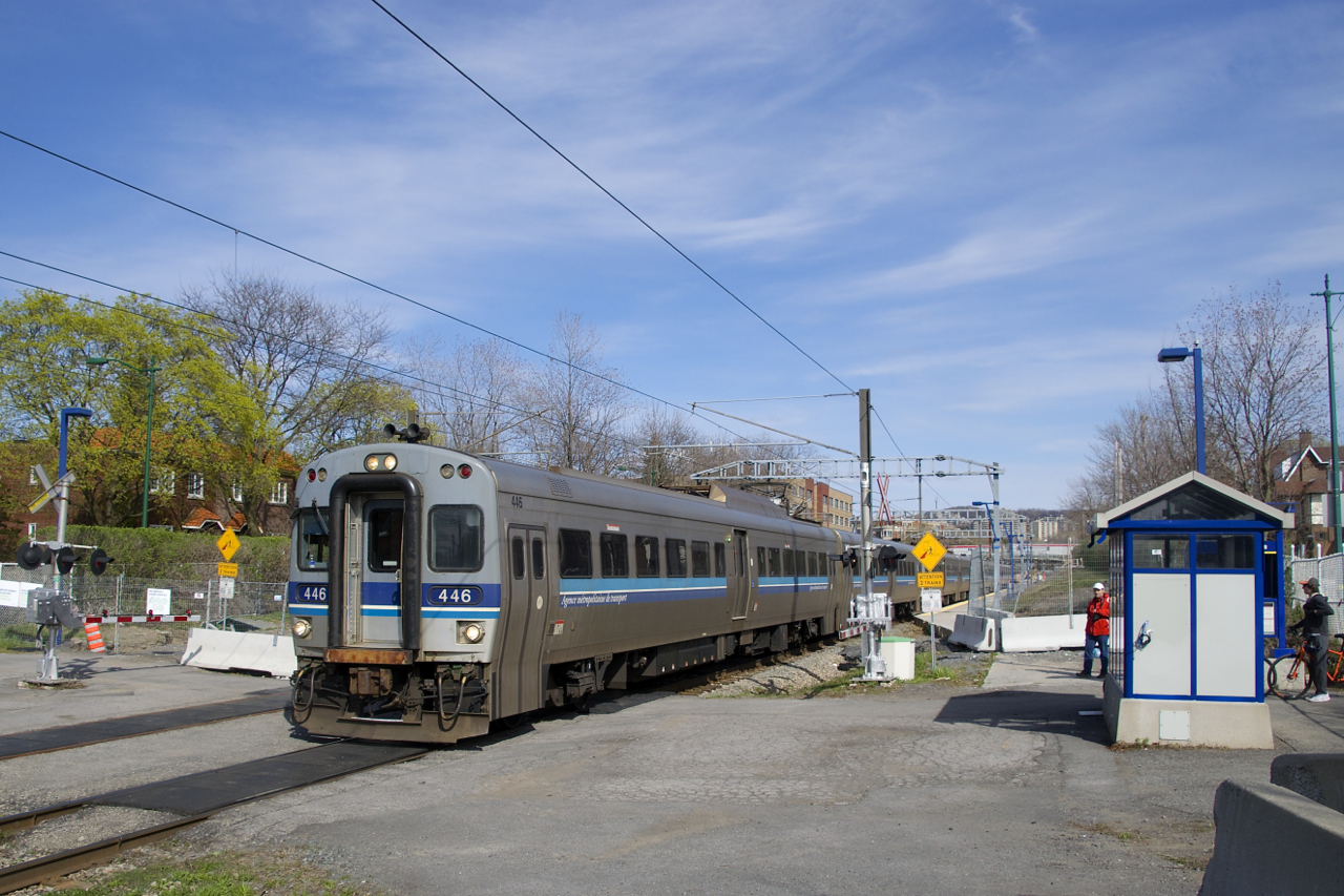 Today is the last day that commuter trains will run through the Town of Mount Royal for at least three years, as work on the REM light rail project will cause the closure of the Mount Royal tunnel and all EXO commuter trains on the Deux-Montagnes line will terminate at the Bois-Franc Station. Trains on the Mascouche line will either terminate at Ahuntsic Station or take the long way downtown, going around Mount Royal via CN's Taschereau Yard and Montreal Sub. Here EXO 945 passes what was the site of the Mont-Royal Station. Due to REM construction, a new, temporary station was built a bit south of here.