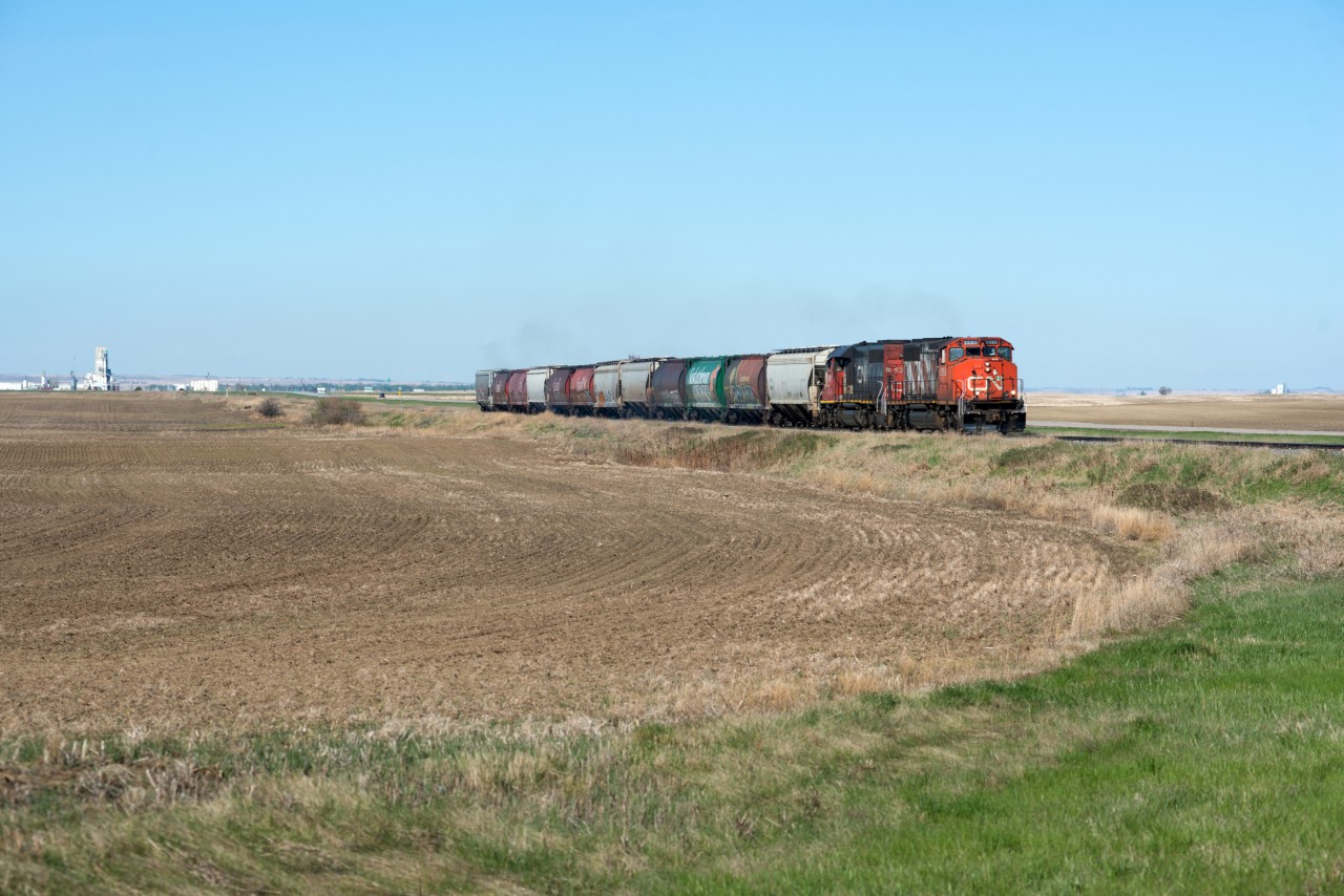 CN 540 has just finished lifting three loads at Rosetown after leaving Kindersley with eight loads and a reject, it is now headed Zealandia to lift another fifteen loads.