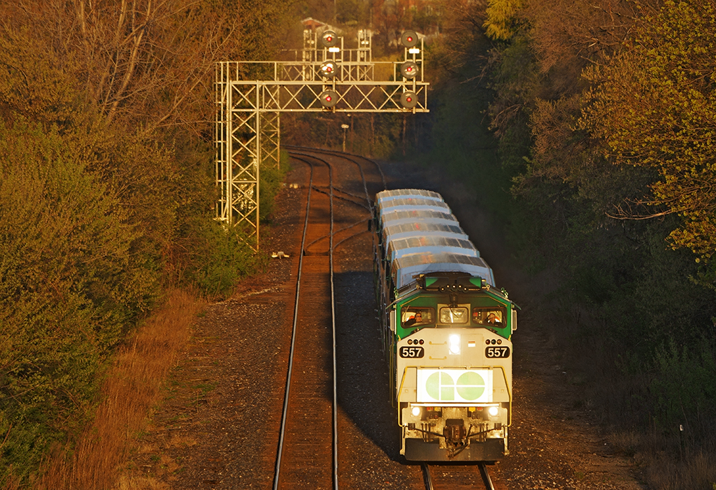 Bathed in the first morning sunlight, GO 557 East leads a 6 pack past Cooksville for Union Station.