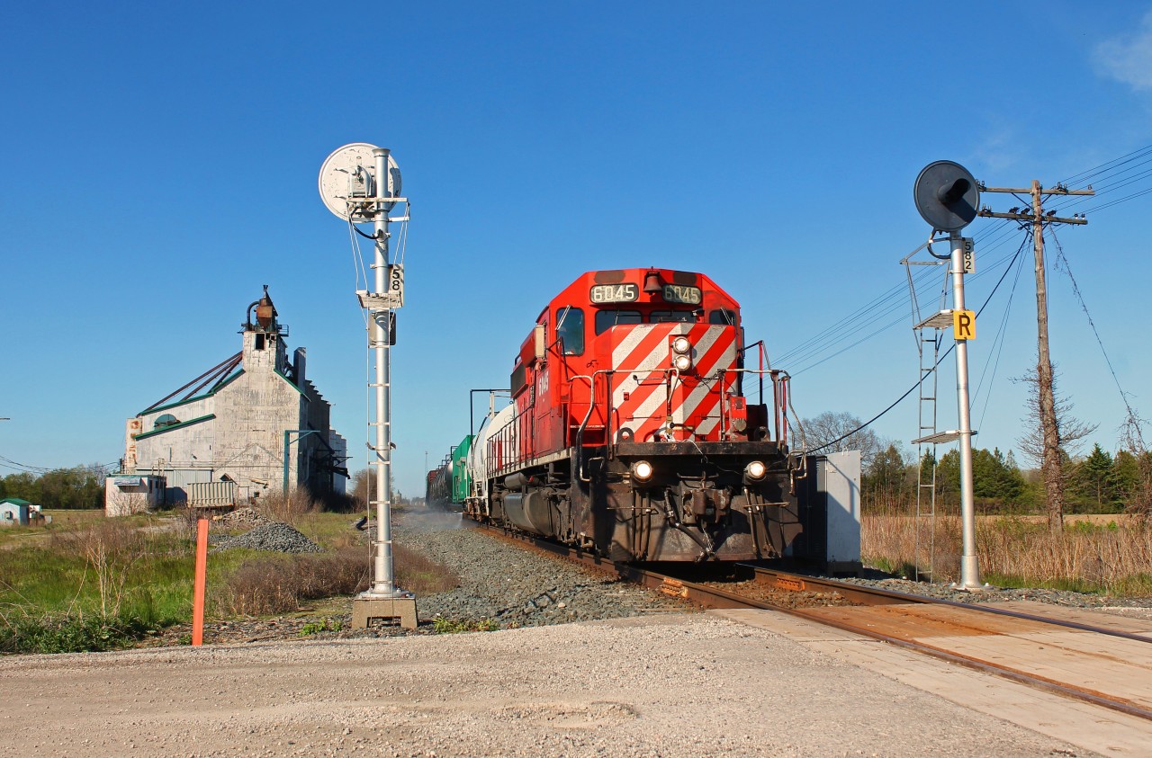 The spray train splits the signals at this classic location near Louisville just east of Chatham. At one time there was a siding here, but it has since been decommissioned with at least one switch removed. CP reconfigured the signals into a bi-directional set-up when the siding switch was removed.
