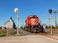 The spray train splits the signals at this classic location near Louisville just east of Chatham. At one time there was a siding here, but it has since been decommissioned with at least one switch removed. CP reconfigured the signals into a bi-directional set-up when the siding switch was removed.