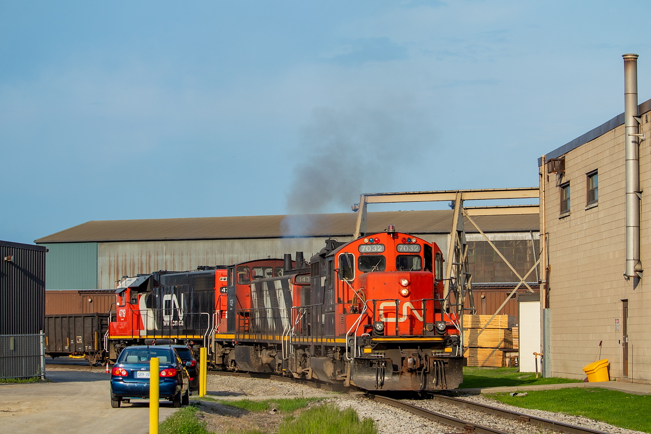 The 1600 job shoves back as it continues to work the Strathearne-area industries in Hamilton's Far East. This is joint trackage, and Stephen C. Host shot CP here in Fall 2018.