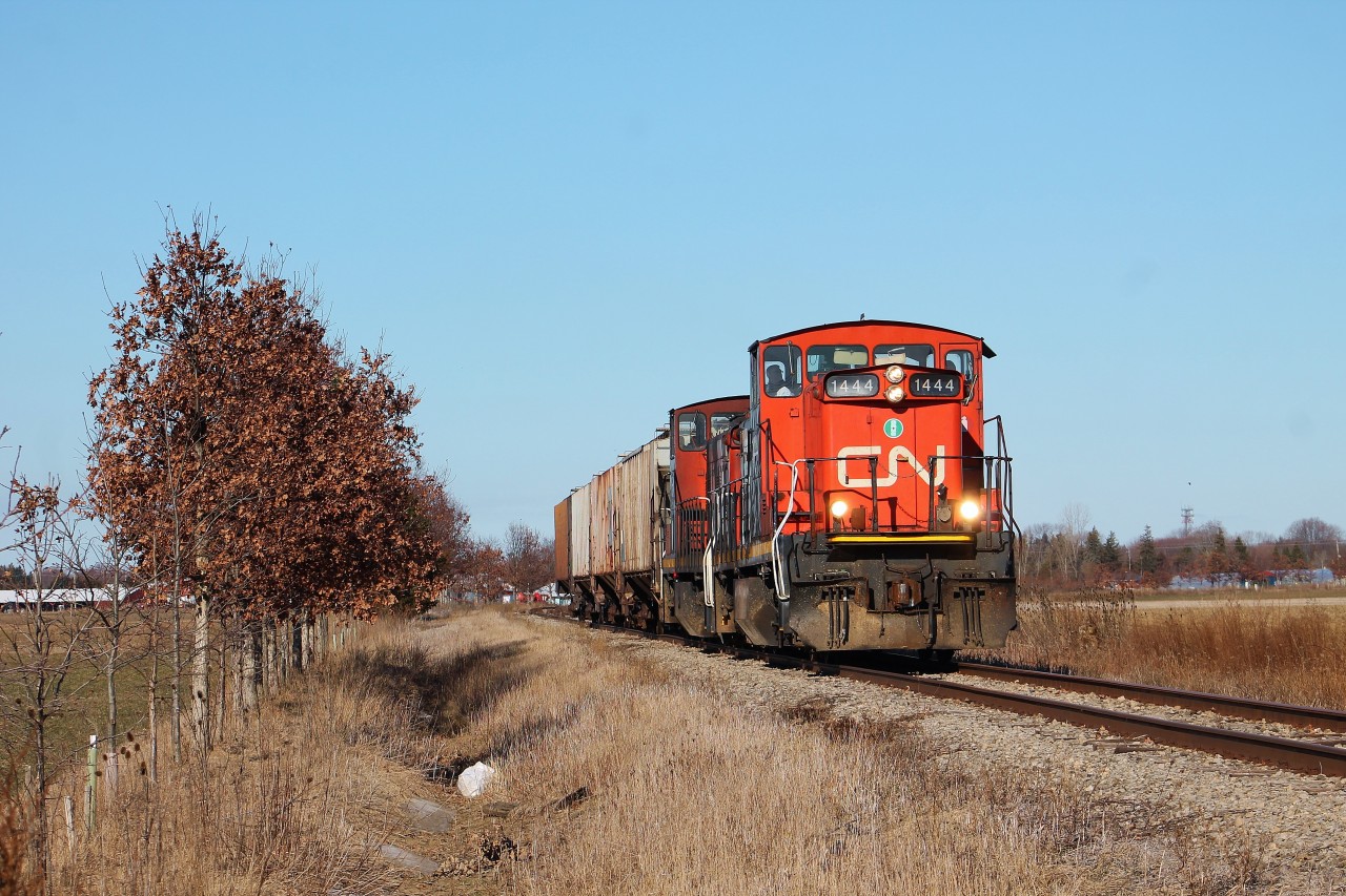 CN L514 heads south on the Sarnia Spur towards Blenheim with two antique GMD-1s.