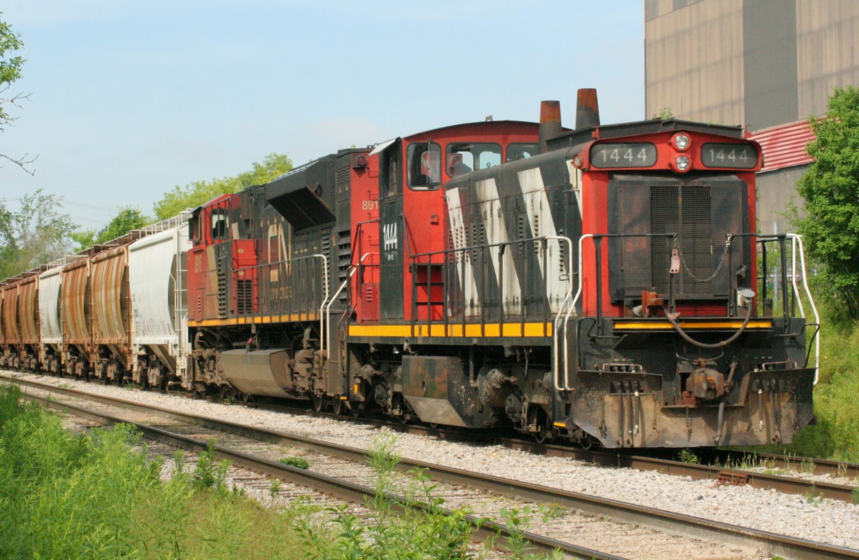 CN 1444 and 8916 create a real beauty and the beast consist at Kitchener. Both are waiting to be lifted by the next A431. CN 1444 was the last GMD1u to be assigned to Kitchener and is also the highest numbered in the series.