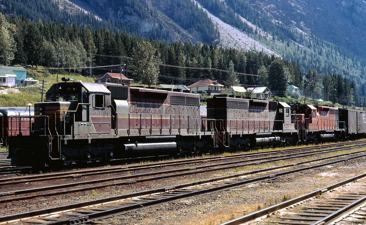 A trio of SD40s (5554, 5542, and 5552) on an eastbound idle at the Field station during a crew change on August 8, 1971.