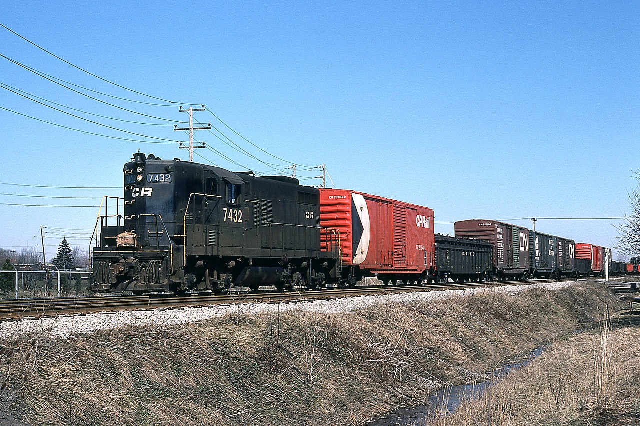 Back in the early days of Conrail, a Canadian based unit 7432 brings traffic into Welland from Niagara Falls. That is the Philips Rd crossing in the background.  Beautiful spring morning.