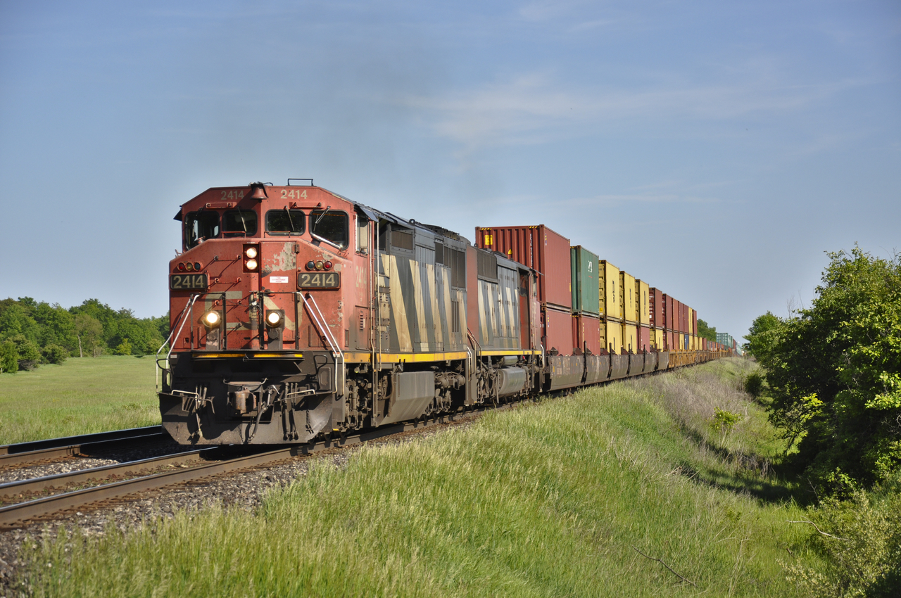 Before 144 arrived, this rather pair of ratty Dash 8's lead an intermodal train over the crest near lower baseline road in Milton. The vegetation along this stretch is beginning to impede telebooms like this.