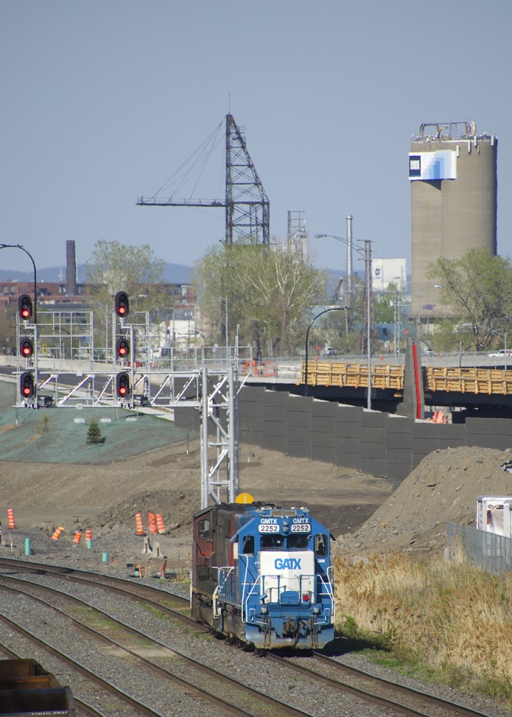 CN 4807 & GMTX 2252 are waiting for a signal before they head back east.