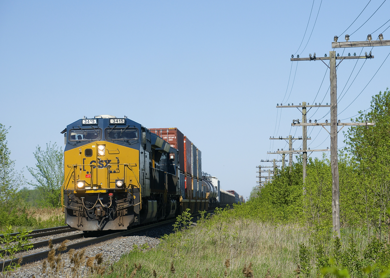 CN 327 with CSXT 3415 and CSXT 3390 is close to Coteau, where it will set off cars before heading south.