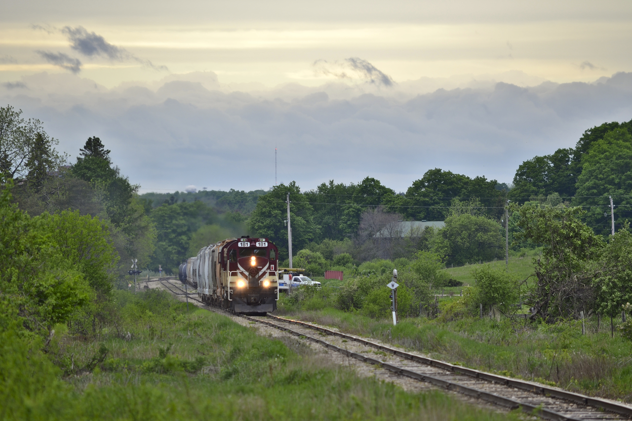 OSR 181 heads out from Arkell on their way back to GUE. With OSR leaving town towards the end of the Summer, I am trying to head up more often and enjoy the last stand of these RS18s on this line.