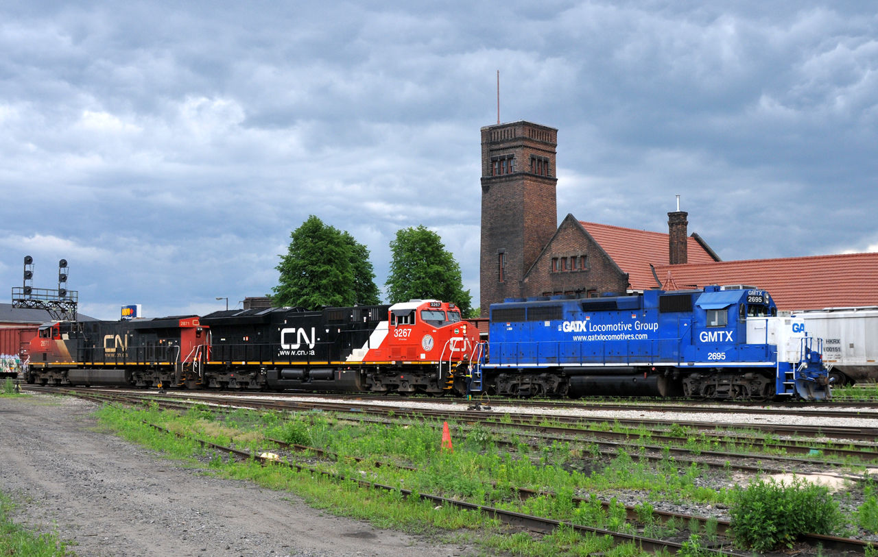 382 with CN 2871- CN 3267 makes a quick stop at Brantford to lift GMTX 2695 from the yard.

They pulled down to Masseys on the south track, before cutting off their train and making this move.