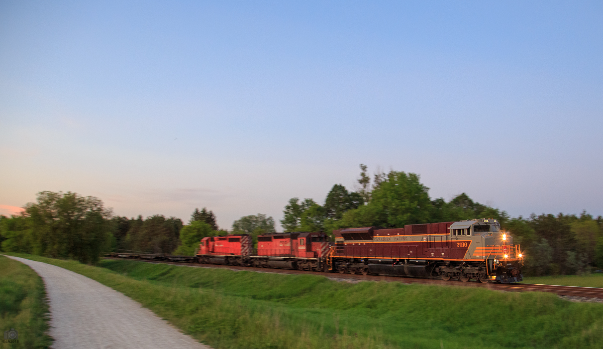 After setting off a handful of autoracks for Spence and lifting 1 car bound for Toronto, they meet a very late 119-07 at Spence. Lights fading and finally CWR-04 rolls into frame as it makes its way through the north end of Palgrave.