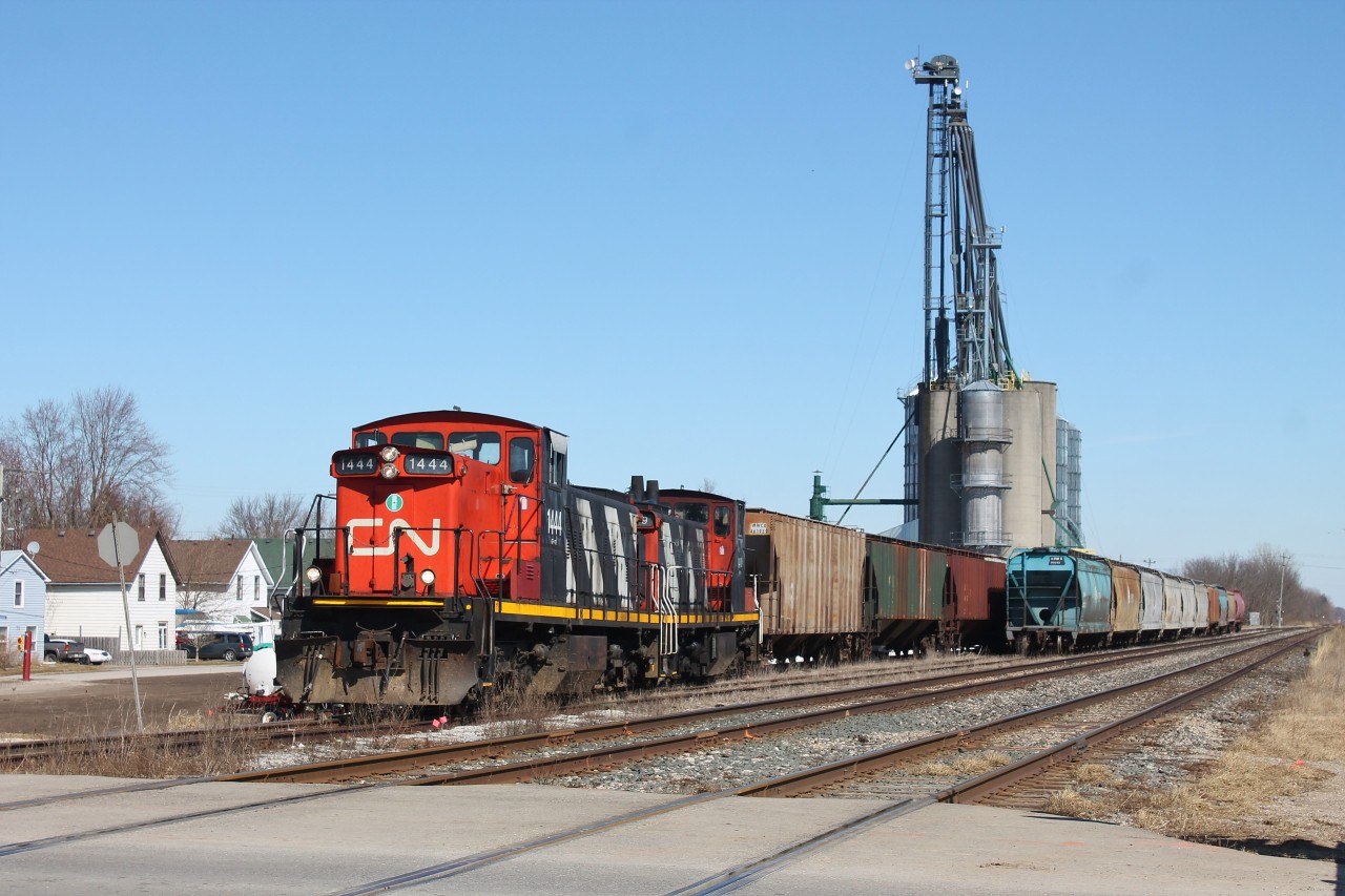 CN L514 works the Agris elevator in Thamesville with a pair of GMD1s.