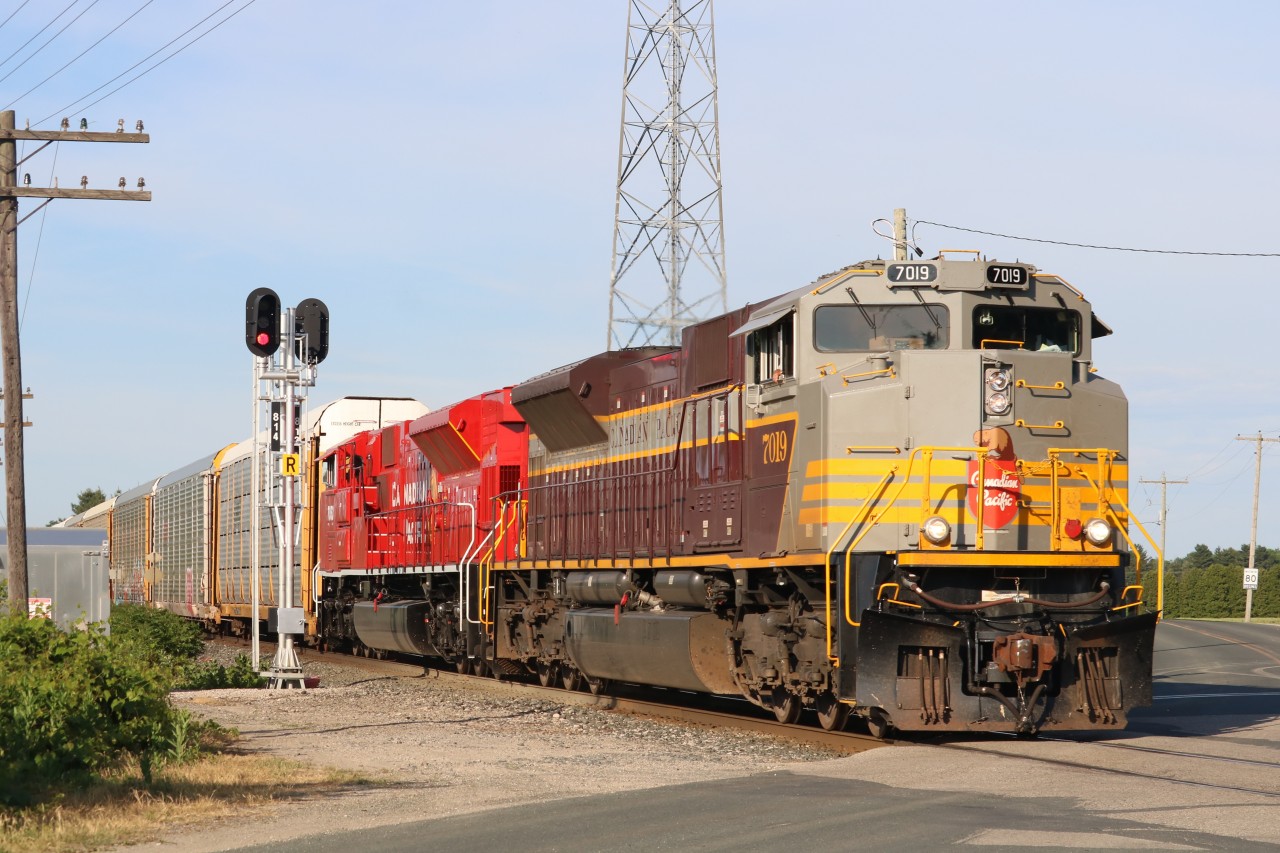 After working Wolverton for a bit, 147 flies through Innerkip with 7019 and 7053. These units were on 234 that morning.
