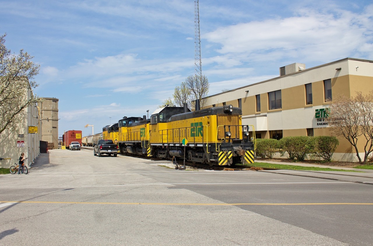 The 0700 Crew returns to ETR's Lincoln Road shops. 104 was sidelined in Ojibway for repairs and was returning to the shed DIT after repairs were completed making for a rare 3 unit movement between Ojibway Yard and their shops.